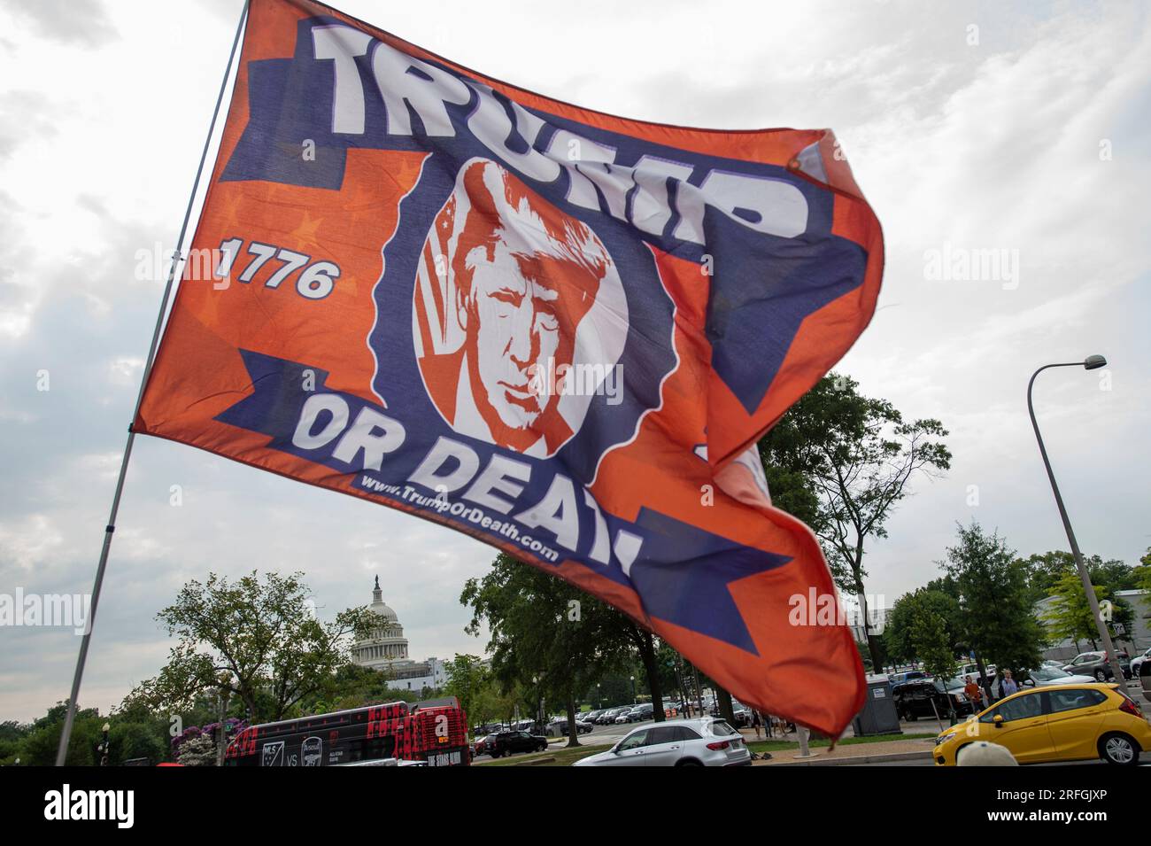 Un sostenitore di trump ondeggia una bandiera mentre cammina lungo Constitution Avenue NW, fuori dal tribunale degli Stati Uniti E. Barrett Prettyman prima dell'arrivo dell'ex presidente degli Stati Uniti Donald J. Trump per la sua accusa a Washington, DC, giovedì 3 agosto 2023. L'ex presidente Donald J. Trump è previsto per un'accusa a seguito della sua accusa da parte di un Grand jury, su quattro capi d'accusa per i suoi presunti sforzi per rovesciare i risultati delle elezioni del 2020. Credito: Rod Lamkey/CNP /MediaPunch Foto Stock