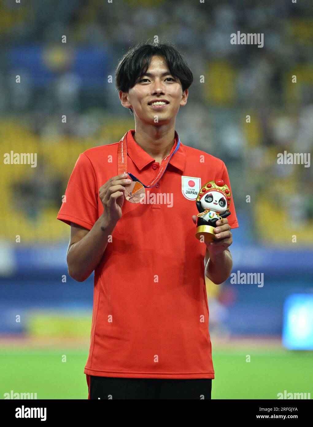 Chengdu, provincia cinese del Sichuan. 3 agosto 2023. La medaglia di bronzo giapponese Shobu Atsushi si pone sul podio durante la cerimonia di premiazione dei 3000m Steeplechase maschili di atletica ai 31esimi FISU Summer World University Games di Chengdu, nella provincia del Sichuan, nel sud-ovest della Cina, 3 agosto 2023. Crediti: CAI Xiangxin/Xinhua/Alamy Live News Foto Stock