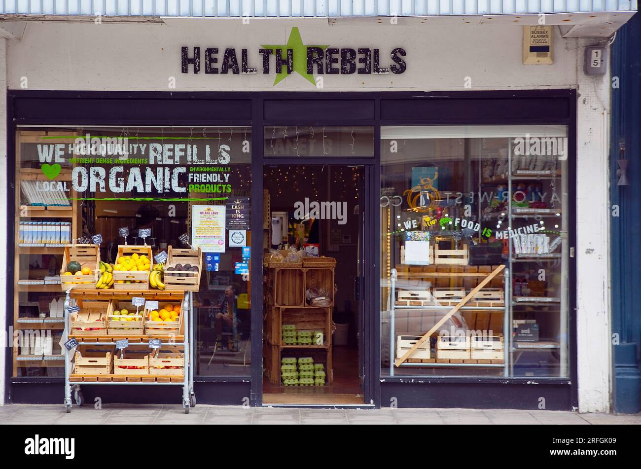 Inghilterra, East Sussex, Brighton, Hove, Western Road, Esterno per salute Rebels biologico salute salute Food Store. Foto Stock