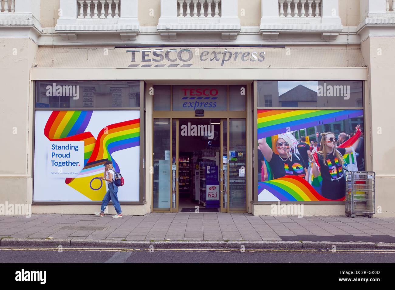 Inghilterra, East Sussex, Brighton, Hove, Western Road, Esterno del minimarket Tesco Express decorato con orgoglio. Foto Stock