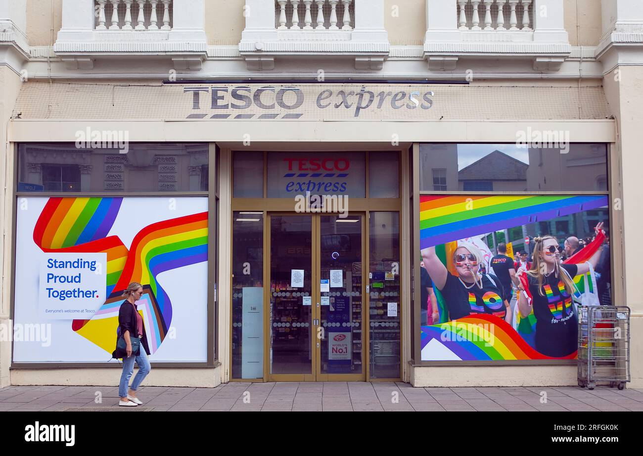 Inghilterra, East Sussex, Brighton, Hove, Western Road, Esterno del minimarket Tesco Express decorato con orgoglio. Foto Stock
