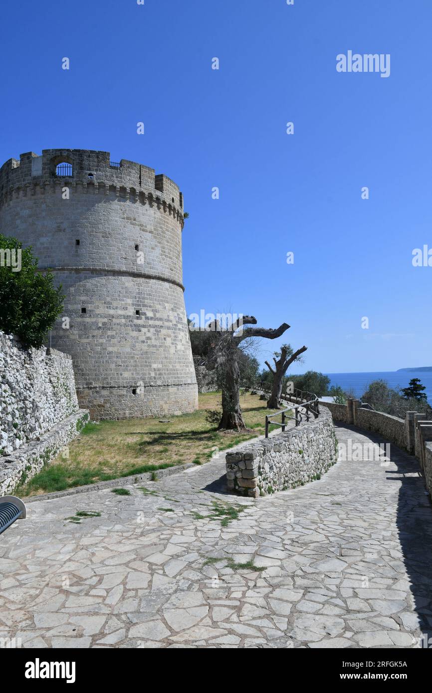 La torre di un castello medievale a Castro, un piccolo villaggio in Puglia, Italia. Foto Stock