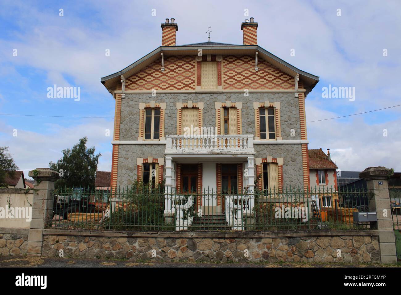 Vista di una casa francese tradizionale e decorativa situata a Évaux-les-Bains, una città termale nella Francia centrale rurale. Foto Stock