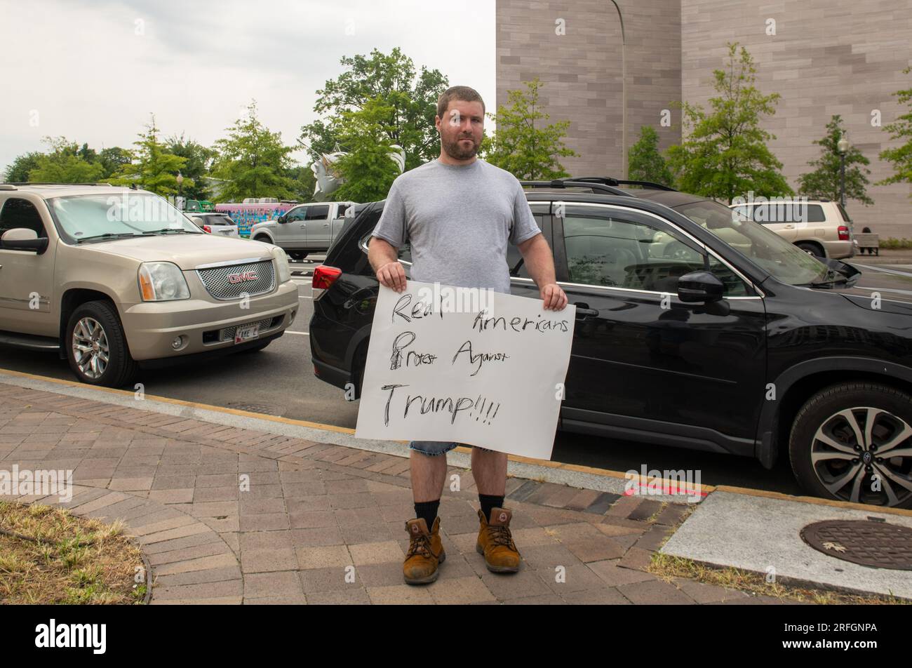 Washington DC, Illinois, USA. 3 agosto 2023. GIOVEDÌ 3 agosto, Washington DC: Un manifestante anti-Trump tiene un segno davanti all'E. Barrett. Prettyman US Federal Courthouse in quanto ex presidente Donald Trump è accusato di accuse federali. (Immagine di credito: © Dominic Gwinn/ZUMA Press Wire) SOLO USO EDITORIALE! Non per USO commerciale! Foto Stock