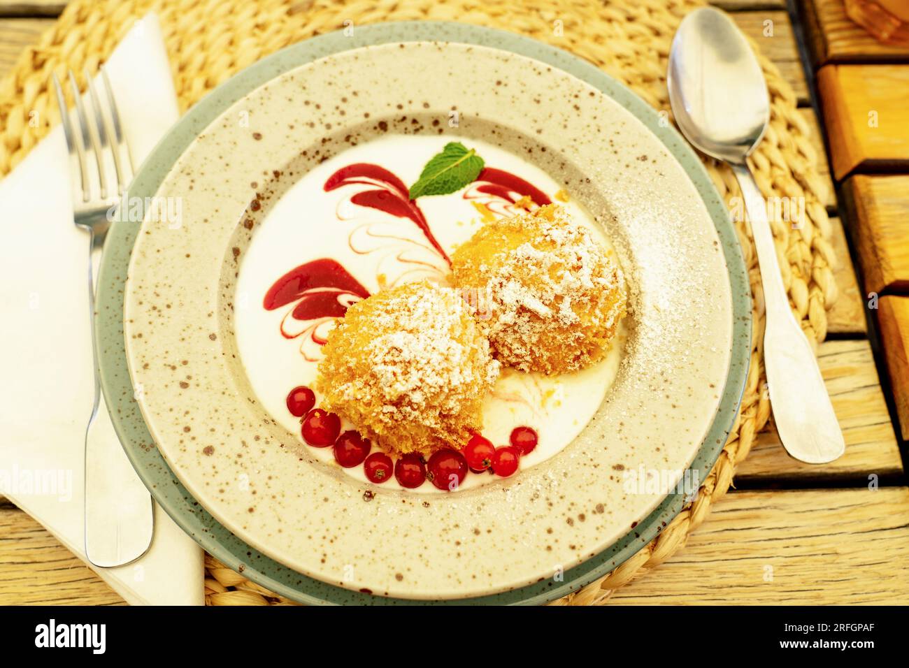 gnocchi di formaggio cottage con pangrattato di zucchero in polvere e frutta Foto Stock