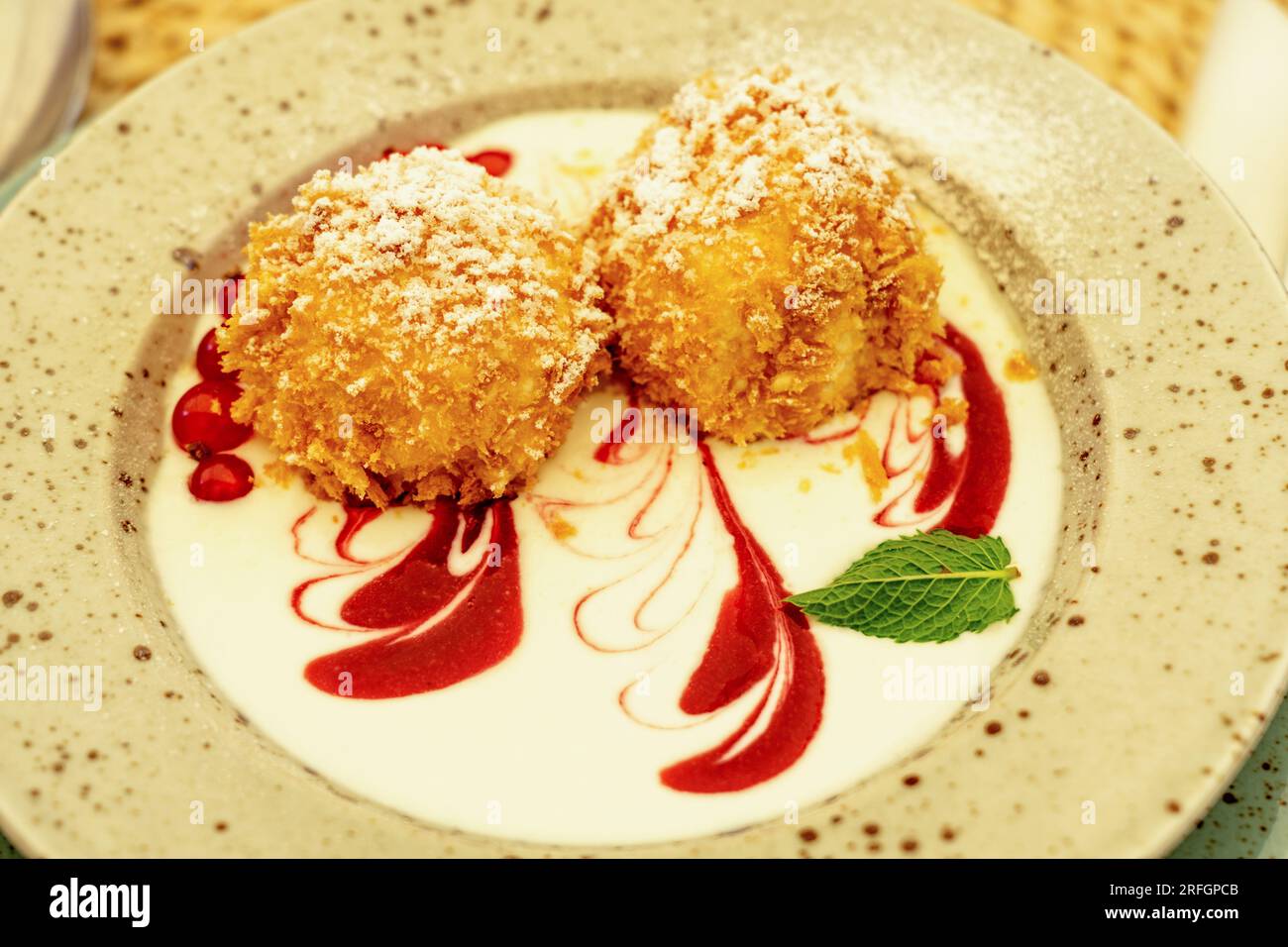 gnocchi di formaggio cottage con pangrattato di zucchero in polvere e frutta Foto Stock