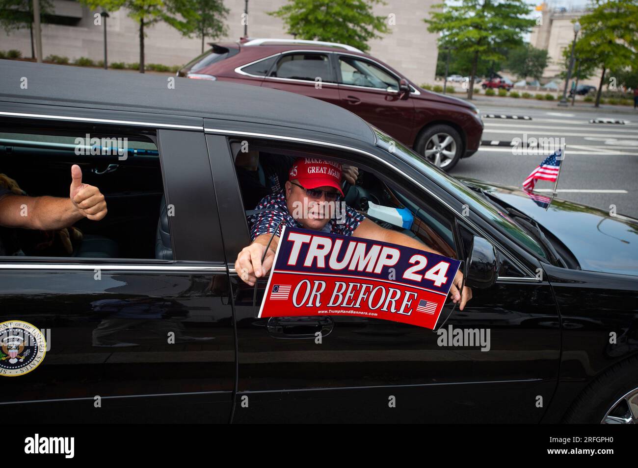 I sostenitori di Trump passano in una versione simulata dell'auto presidenziale conosciuta come "The Beast" lungo Constitution Avenue NW, fuori dal tribunale degli Stati Uniti E. Barrett Prettyman prima dell'arrivo dell'ex presidente degli Stati Uniti Donald J. Trump per la sua accusa a Washington, DC, giovedì 3 agosto 2023. L'ex presidente Donald J. Trump è previsto per un'accusa a seguito della sua accusa da parte di un Grand jury, su quattro capi d'accusa per i suoi presunti sforzi per rovesciare i risultati delle elezioni del 2020. Credito: Rod Lamkey/CNP/Sipa USA Foto Stock