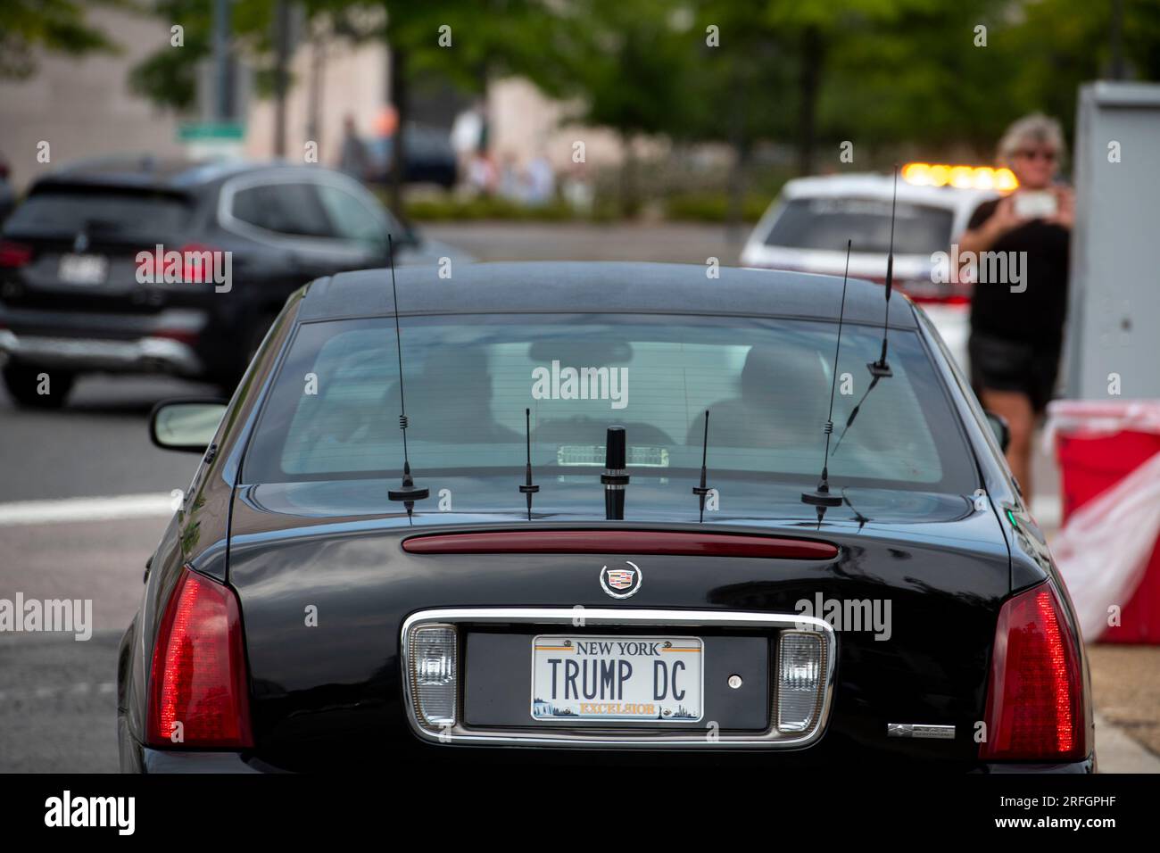 I sostenitori di Trump passano in una versione simulata dell'auto presidenziale conosciuta come "The Beast" lungo Constitution Avenue NW, fuori dal tribunale degli Stati Uniti E. Barrett Prettyman prima dell'arrivo dell'ex presidente degli Stati Uniti Donald J. Trump per la sua accusa a Washington, DC, giovedì 3 agosto 2023. L'ex presidente Donald J. Trump è previsto per un'accusa a seguito della sua accusa da parte di un Grand jury, su quattro capi d'accusa per i suoi presunti sforzi per rovesciare i risultati delle elezioni del 2020. Credito: Rod Lamkey/CNP/Sipa USA Foto Stock