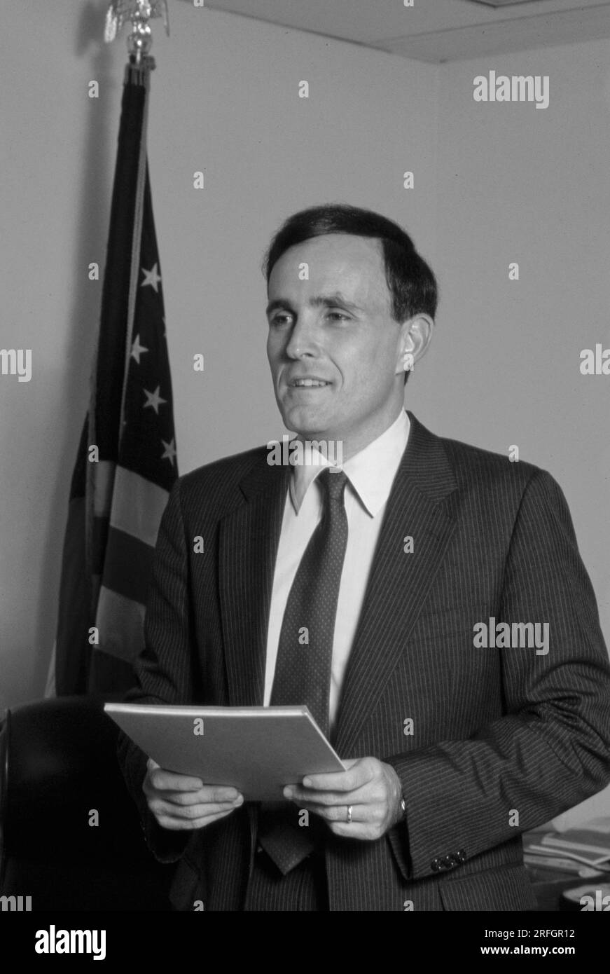 Rudy Giuliani, procuratore degli Stati Uniti per il distretto meridionale di New York nel suo ufficio nel 1984. Rudolph William Louis Giuliani è un politico e avvocato statunitense che ha servito come 107° sindaco di New York dal 1994 al 2001. In precedenza ha lavorato come procuratore generale associato degli Stati Uniti dal 1981 al 1983 e procuratore degli Stati Uniti per il Distretto meridionale di New York dal 1983 al 1989. Foto di Bernard Gotfryd Foto Stock
