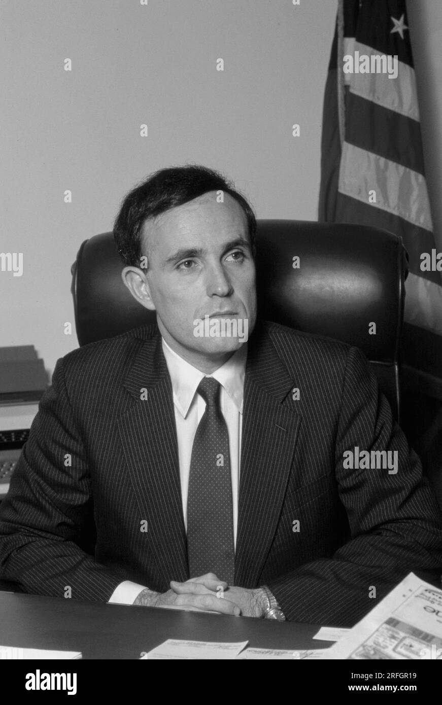 Rudy Giuliani, procuratore degli Stati Uniti per il distretto meridionale di New York nel suo ufficio nel 1984. Rudolph William Louis Giuliani è un politico e avvocato statunitense che ha servito come 107° sindaco di New York dal 1994 al 2001. In precedenza ha lavorato come procuratore generale associato degli Stati Uniti dal 1981 al 1983 e procuratore degli Stati Uniti per il Distretto meridionale di New York dal 1983 al 1989. Foto di Bernard Gotfryd Foto Stock