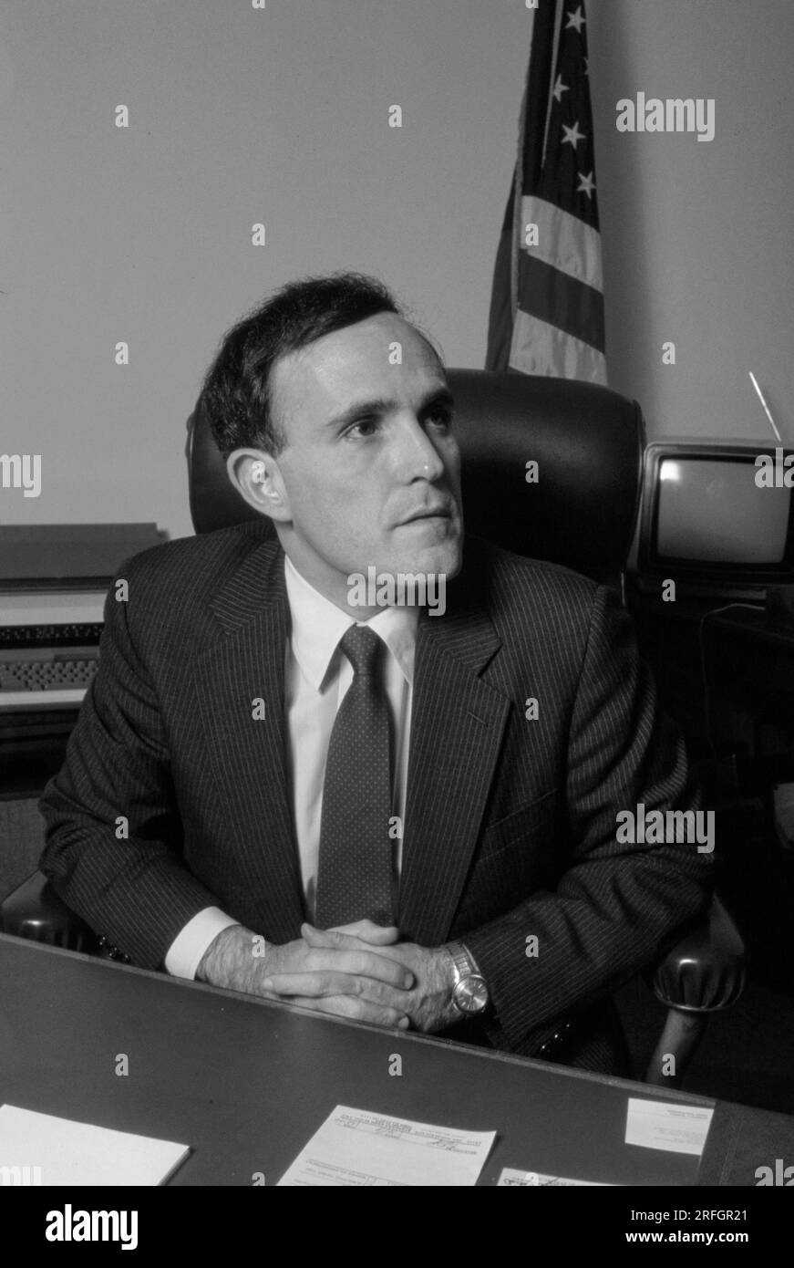 Rudy Giuliani, procuratore degli Stati Uniti per il distretto meridionale di New York nel suo ufficio nel 1984. Rudolph William Louis Giuliani è un politico e avvocato statunitense che ha servito come 107° sindaco di New York dal 1994 al 2001. In precedenza ha lavorato come procuratore generale associato degli Stati Uniti dal 1981 al 1983 e procuratore degli Stati Uniti per il Distretto meridionale di New York dal 1983 al 1989. Foto di Bernard Gotfryd Foto Stock
