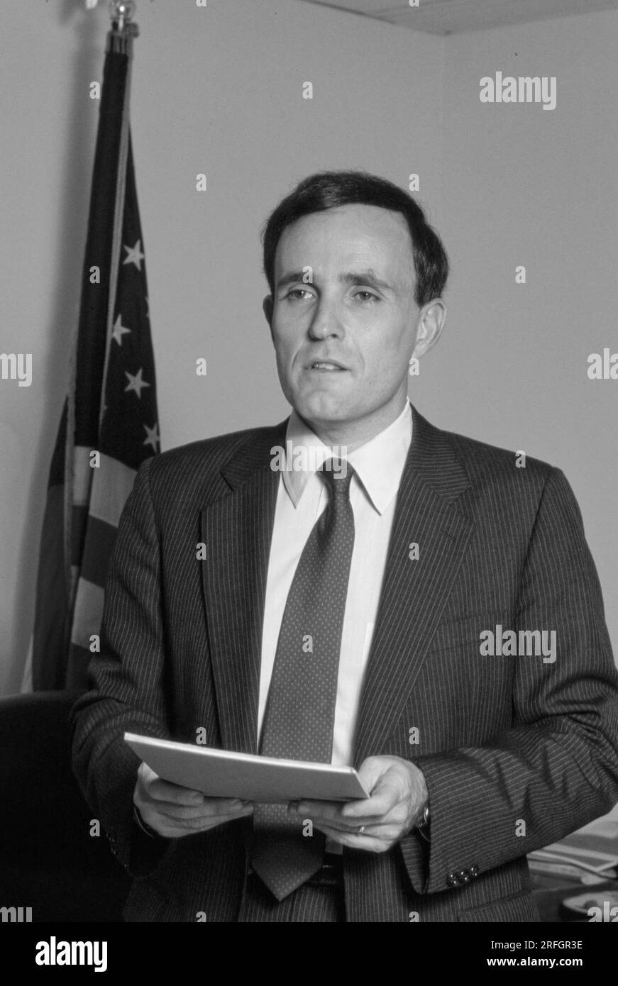 Rudy Giuliani, procuratore degli Stati Uniti per il distretto meridionale di New York nel suo ufficio nel 1984. Rudolph William Louis Giuliani è un politico e avvocato statunitense che ha servito come 107° sindaco di New York dal 1994 al 2001. In precedenza ha lavorato come procuratore generale associato degli Stati Uniti dal 1981 al 1983 e procuratore degli Stati Uniti per il Distretto meridionale di New York dal 1983 al 1989. Foto di Bernard Gotfryd Foto Stock