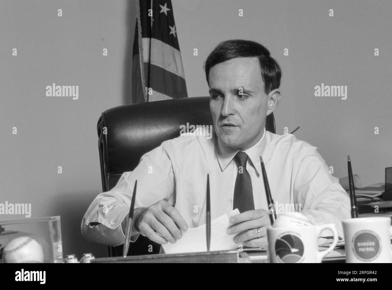 Rudy Giuliani, procuratore degli Stati Uniti per il distretto meridionale di New York nel suo ufficio nel 1984. Rudolph William Louis Giuliani è un politico e avvocato statunitense che ha servito come 107° sindaco di New York dal 1994 al 2001. In precedenza ha lavorato come procuratore generale associato degli Stati Uniti dal 1981 al 1983 e procuratore degli Stati Uniti per il Distretto meridionale di New York dal 1983 al 1989. Foto di Bernard Gotfryd Foto Stock