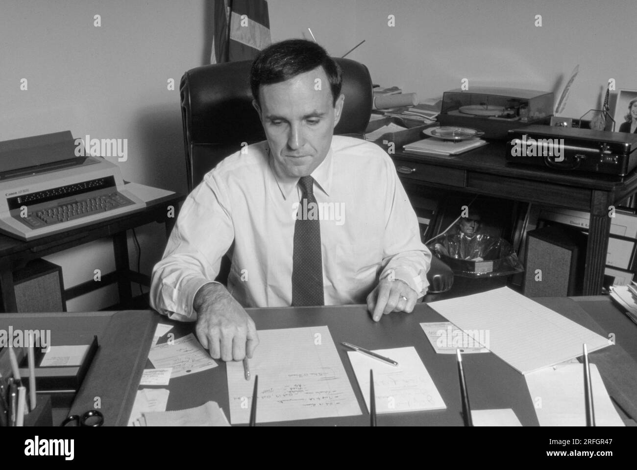 Rudy Giuliani, procuratore degli Stati Uniti per il distretto meridionale di New York nel suo ufficio nel 1984. Rudolph William Louis Giuliani è un politico e avvocato statunitense che ha servito come 107° sindaco di New York dal 1994 al 2001. In precedenza ha lavorato come procuratore generale associato degli Stati Uniti dal 1981 al 1983 e procuratore degli Stati Uniti per il Distretto meridionale di New York dal 1983 al 1989. Foto di Bernard Gotfryd Foto Stock
