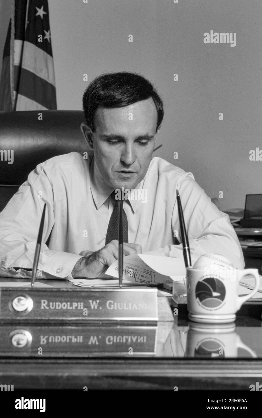 Rudy Giuliani, procuratore degli Stati Uniti per il distretto meridionale di New York nel suo ufficio nel 1984. Rudolph William Louis Giuliani è un politico e avvocato statunitense che ha servito come 107° sindaco di New York dal 1994 al 2001. In precedenza ha lavorato come procuratore generale associato degli Stati Uniti dal 1981 al 1983 e procuratore degli Stati Uniti per il Distretto meridionale di New York dal 1983 al 1989. Foto di Bernard Gotfryd Foto Stock