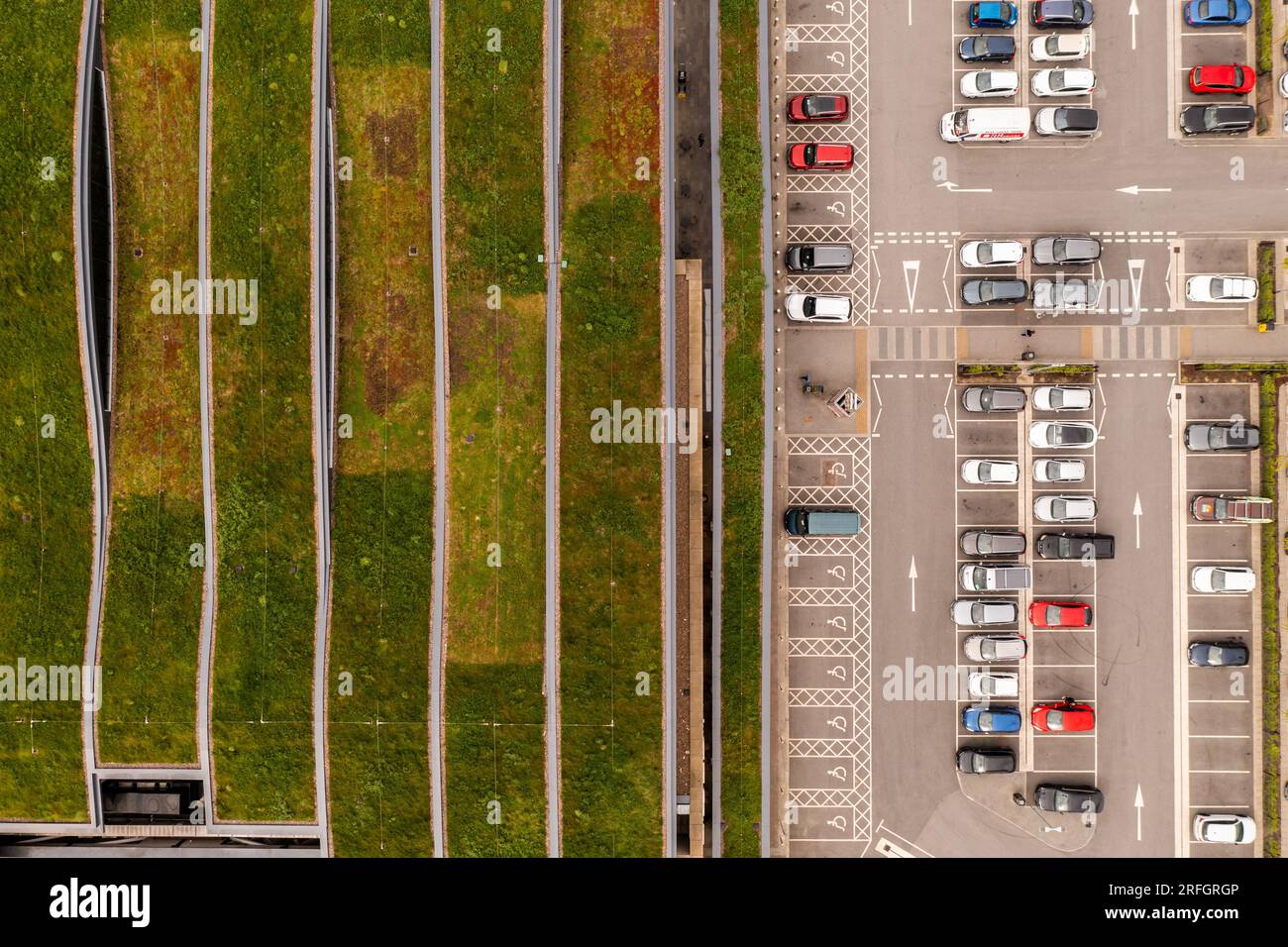 STAZIONE DI SERVIZIO SKELTON LAKE, LEEDS, REGNO UNITO - 4 MAGGIO 2023. Vista aerea dell'esteso verde di fiori selvatici o del tetto vivente presso il servizio autostradale di Skelton Lake Foto Stock