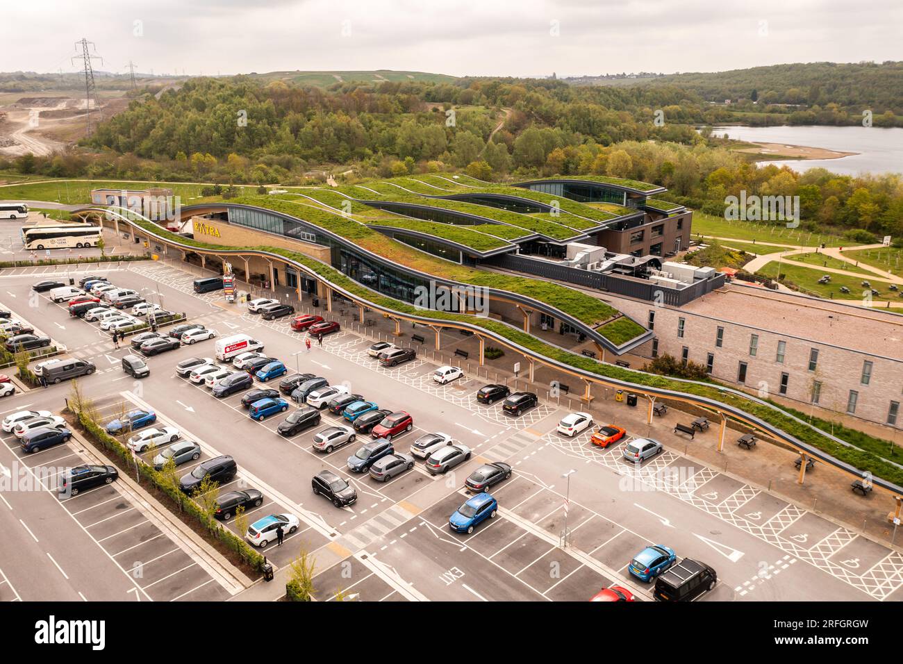 STAZIONE DI SERVIZIO SKELTON LAKE, LEEDS, REGNO UNITO - 4 MAGGIO 2023. Vista aerea dell'esteso verde di fiori selvatici o del tetto vivente presso il servizio autostradale di Skelton Lake Foto Stock