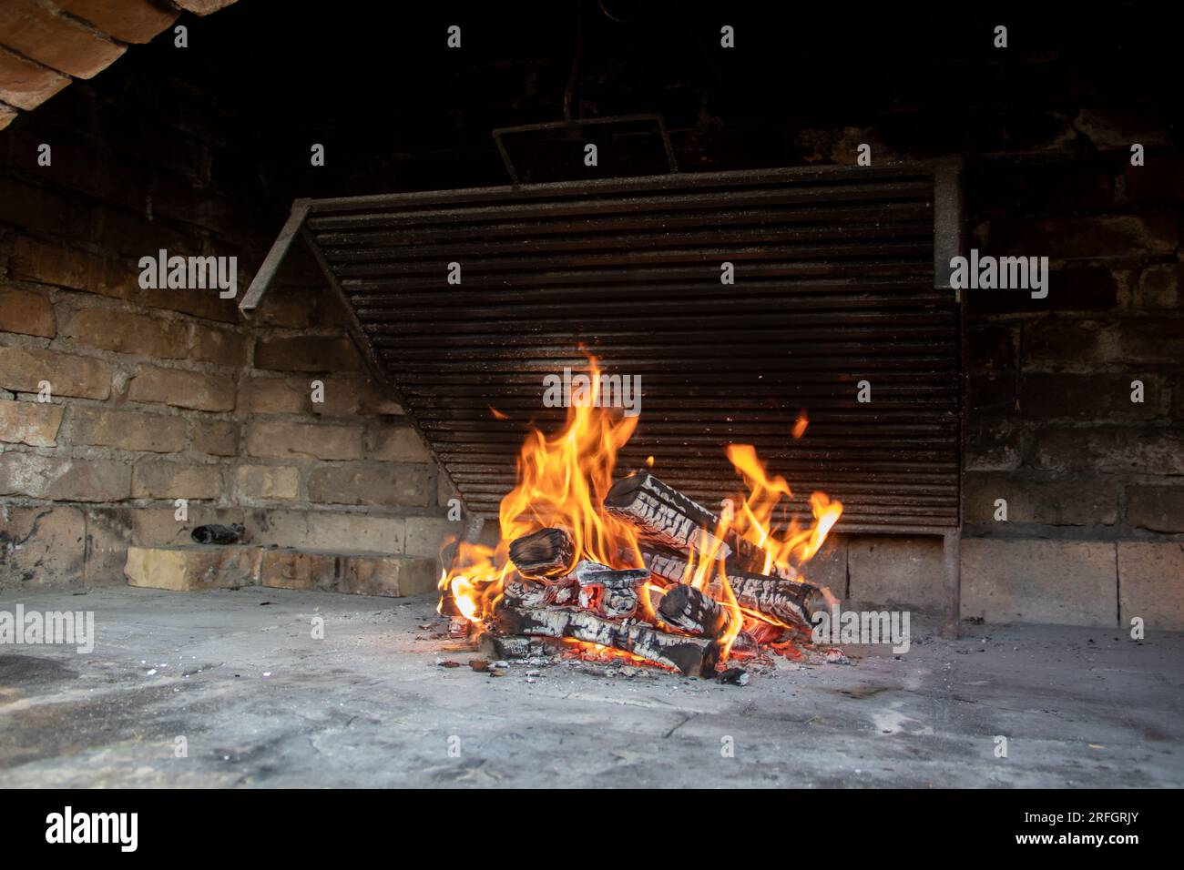 Caminetto con legname e carbone in fiamme per barbecue Foto Stock