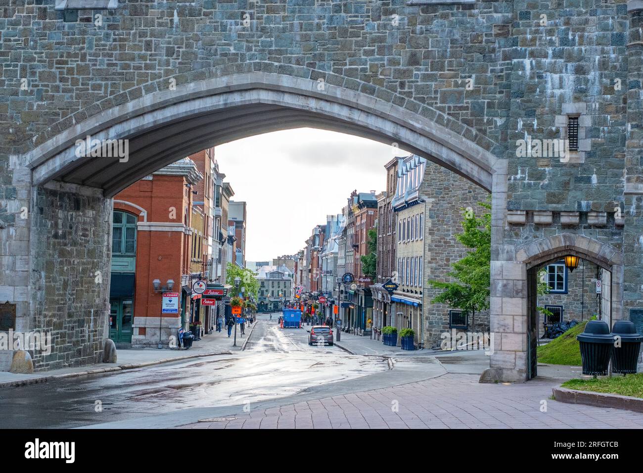 Ingresso porte St Jean attraverso il vecchio muro perimetrale nella città vecchia di Quebec. Foto Stock