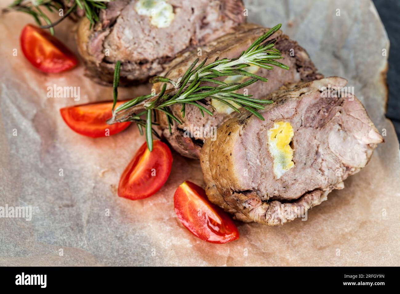 maiale al forno con uova all'interno della carne, tagliato a pezzetti per mangiare, deliziosa carne al forno Foto Stock