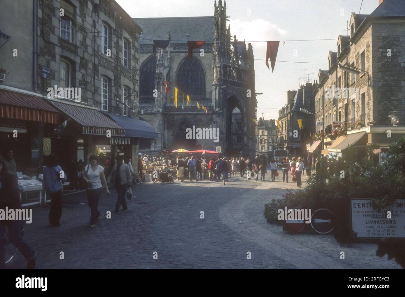 Fotografia d'archivio degli anni '1970 di Alencon in Francia. Mercato in grande Rue con la chiesa di Notre Dame sullo sfondo. Foto Stock