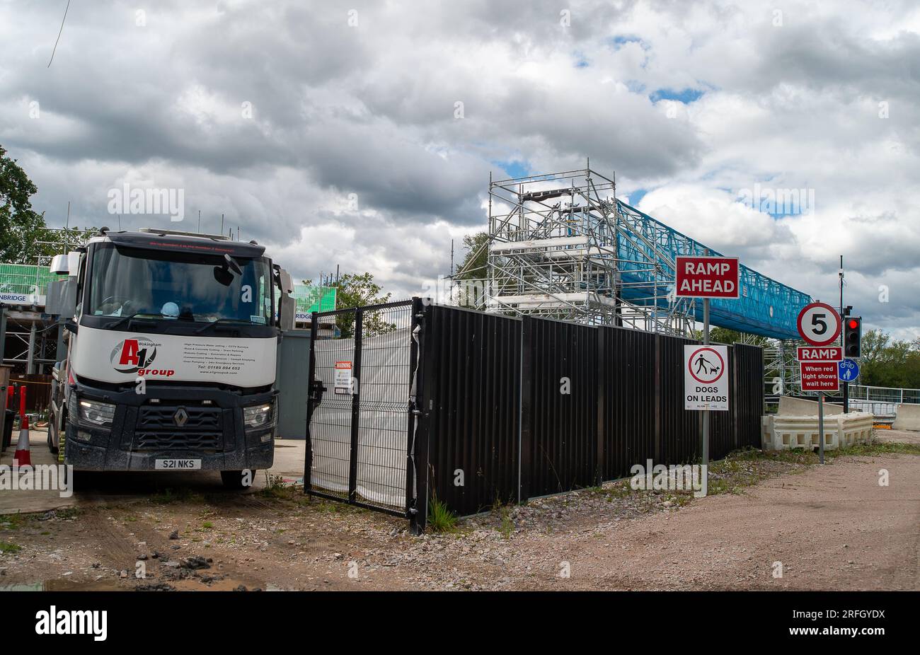 Harefield, Regno Unito. 3 agosto 2023. Un camion che rimuove il liquido dal sito HS2 presso Harefield Lake 1. La costruzione dei moli HS2 High Speed Rail Colne Valley Viaduct (CVV) attraverso Savay Lake a Harefield per la nuova High Speed Railway da Londra a Birmingham è in corso. Secondo HS2 il CVV si estenderà per più di 3,4 km (2 miglia) attraverso una serie di laghi e corsi d'acqua tra Hillingdon e la M25. Sarà il ponte ferroviario più lungo del Regno Unito e più lungo di quasi un chilometro rispetto al Forth Rail Bridge. L’Autorità per le infrastrutture e i progetti ha messo il poun multimiliardario di HS2 Foto Stock