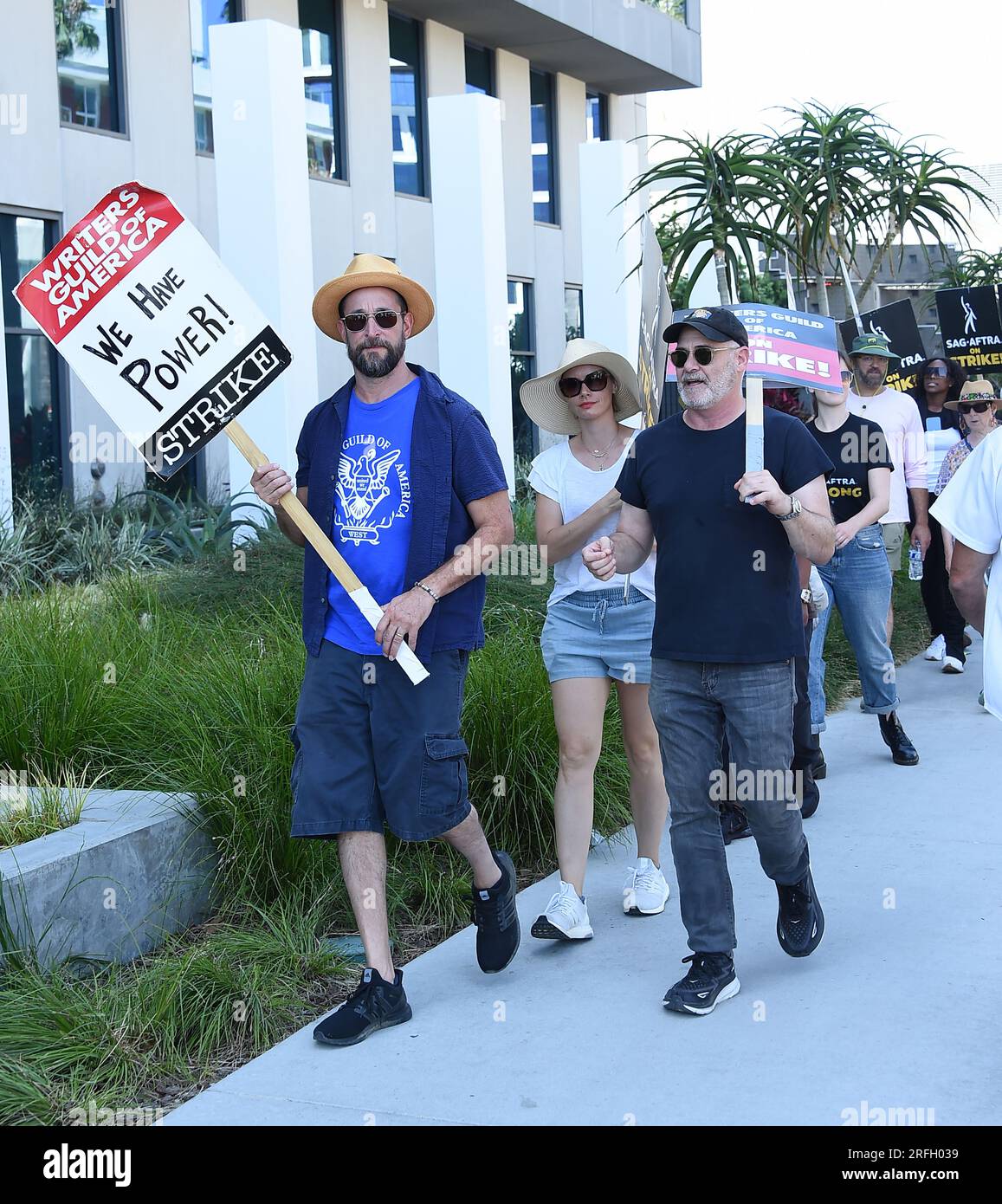 Hollywood, USA. 3 agosto 2023. Noah Wylie e Matthew Weiner picchettano con i membri SAG-AFTRA e WGA al di fuori dei NETFLIX e Sunset Bronson Studios il 3 agosto 2023 a Hollywood, California. © Lisa OConnor/AFF-USA.com credito: AFF/Alamy Live News Foto Stock