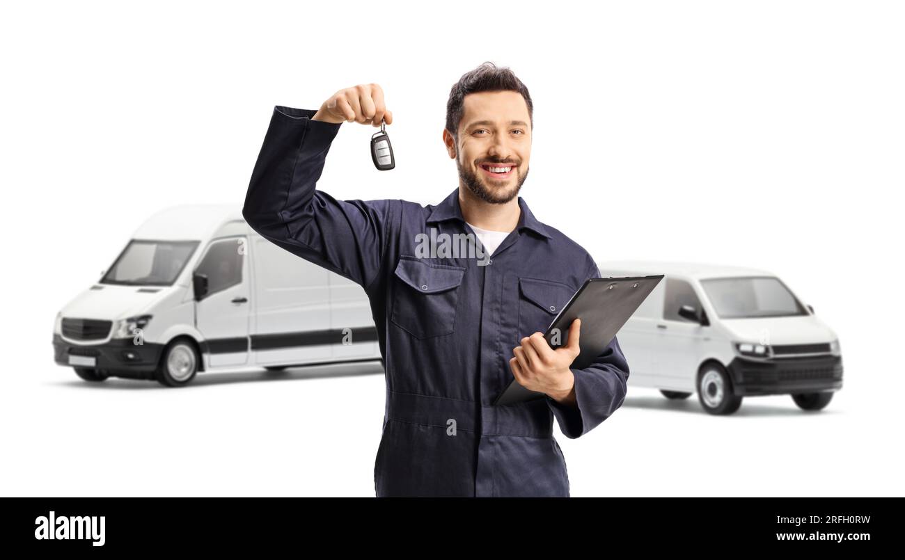 Lavoratore in una chiave di tenuta uniforme davanti a furgoni isolati su sfondo bianco Foto Stock