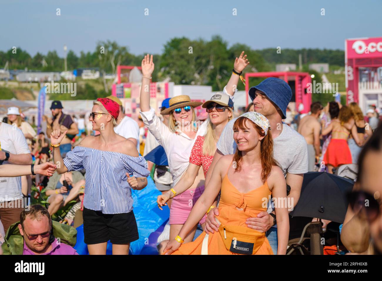 Mosca - 13 giugno 2023: Folla entusiasta di fan in abiti estivi che ballano e si godono la musica di concerti dal vivo in natura Foto Stock