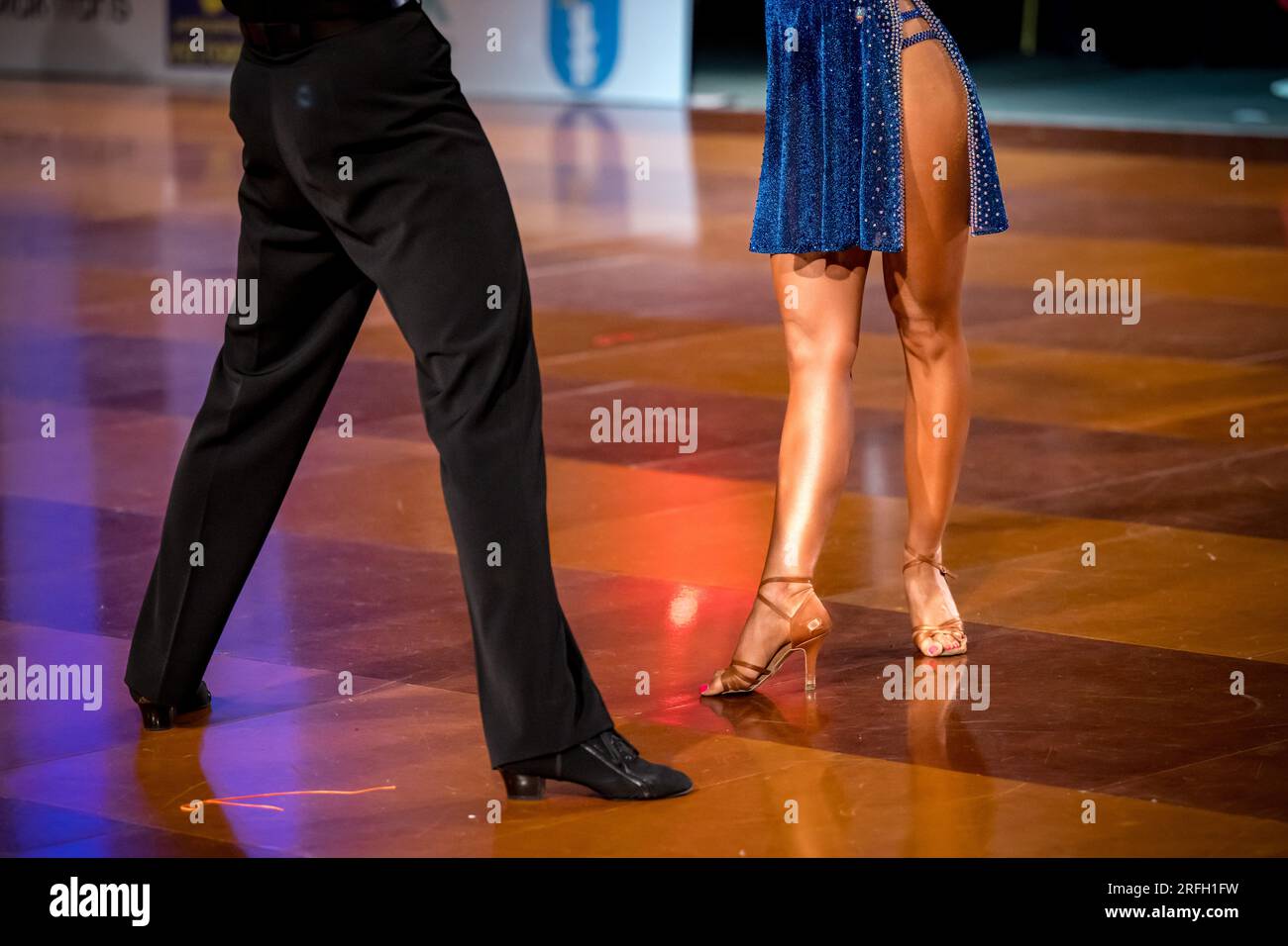 La coppia dona una danza latina. le gambe di una coppia danzante Foto Stock