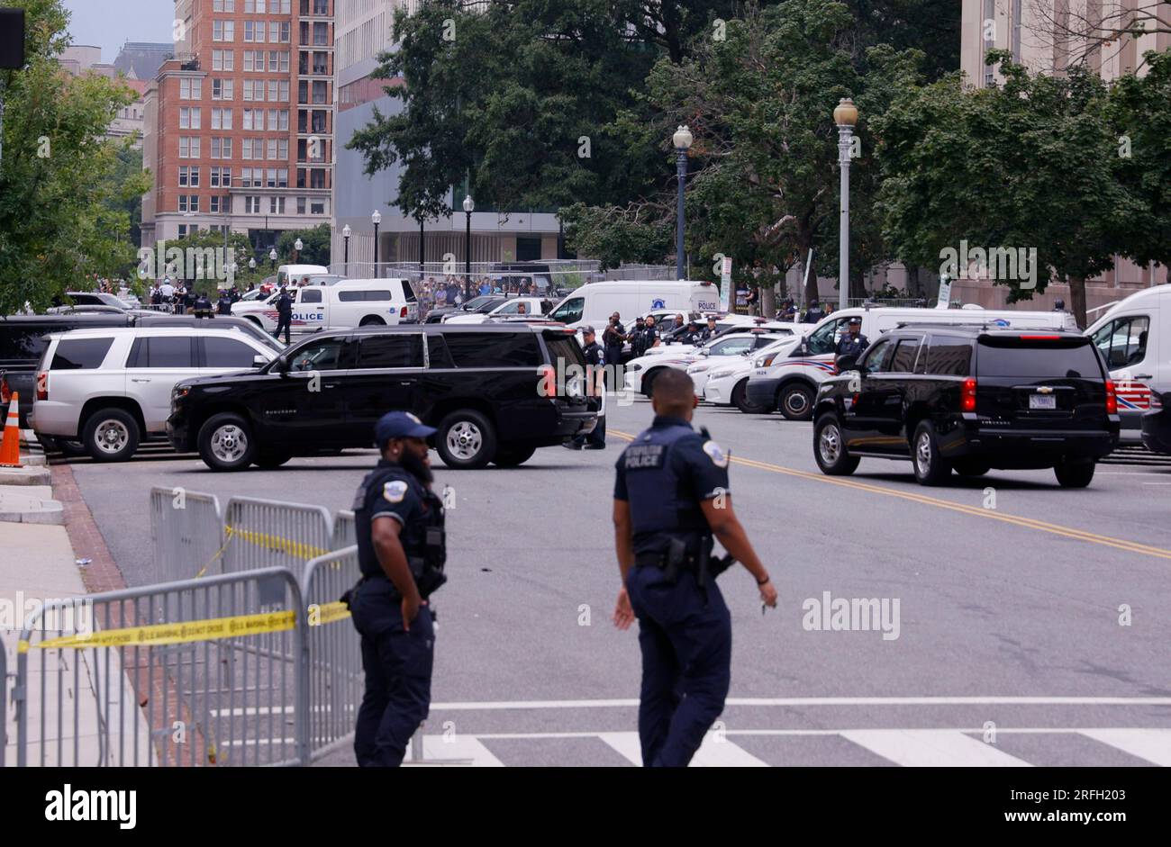 Washington, Stati Uniti. 3 agosto 2023. Un corteo che si crede stia trasportando l'ex presidente Donald Trump arriva al tribunale federale E. Barrett Prettyman per la sua accusa di sovversione elettorale, a Washington DC, giovedì 3 agosto 2023. Il consigliere speciale Jack Smith ha incriminato l'ex presidente per quattro accuse in relazione alle sue azioni che hanno portato e dopo l'attacco del 6 gennaio al Campidoglio degli Stati Uniti. Foto di Jemal Countess/UPI credito: UPI/Alamy Live News Foto Stock