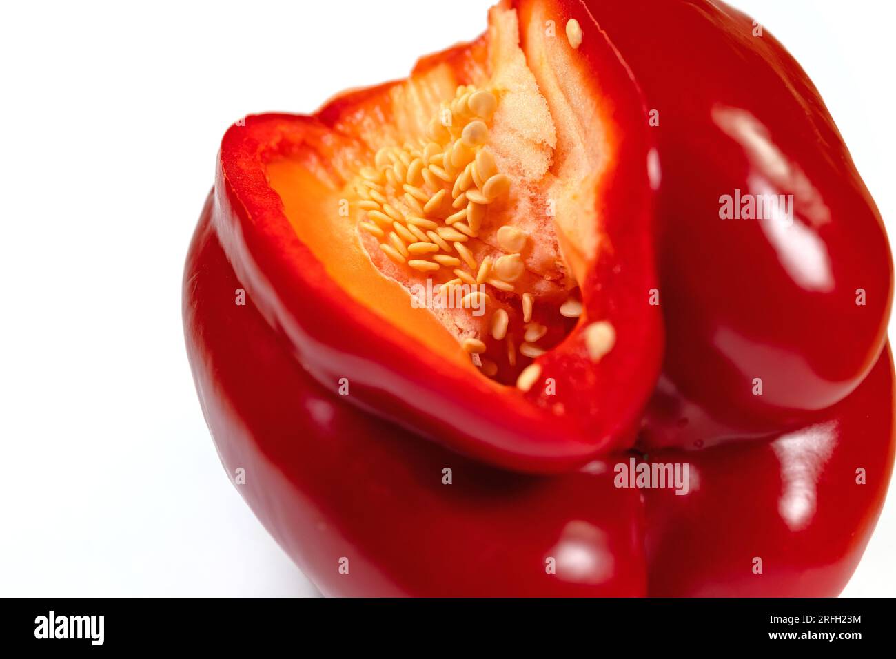Peperone rosso a fette su fondo bianco Foto Stock