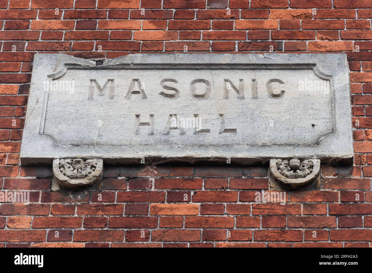 Targa di pietra con insegna Masonic Hall sul muro, Inghilterra, Regno Unito. Luogo d'incontro dei massoni, massoni, massoneria Foto Stock