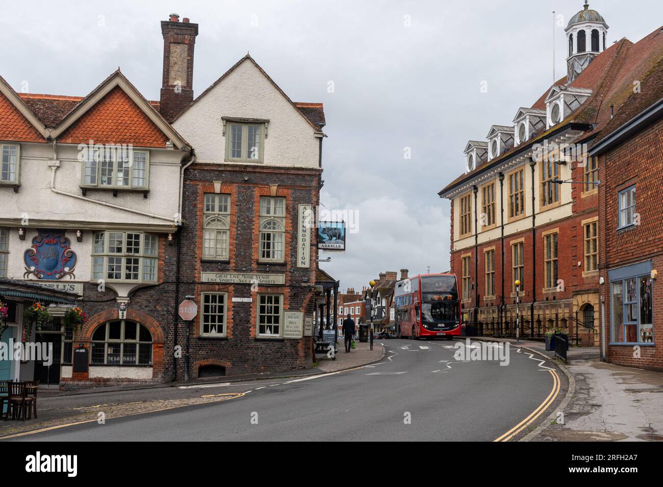Il Bear Hotel e vista di Marlborough High Street con un autobus che passa davanti al municipio, Wiltshire, Inghilterra, Regno Unito Foto Stock