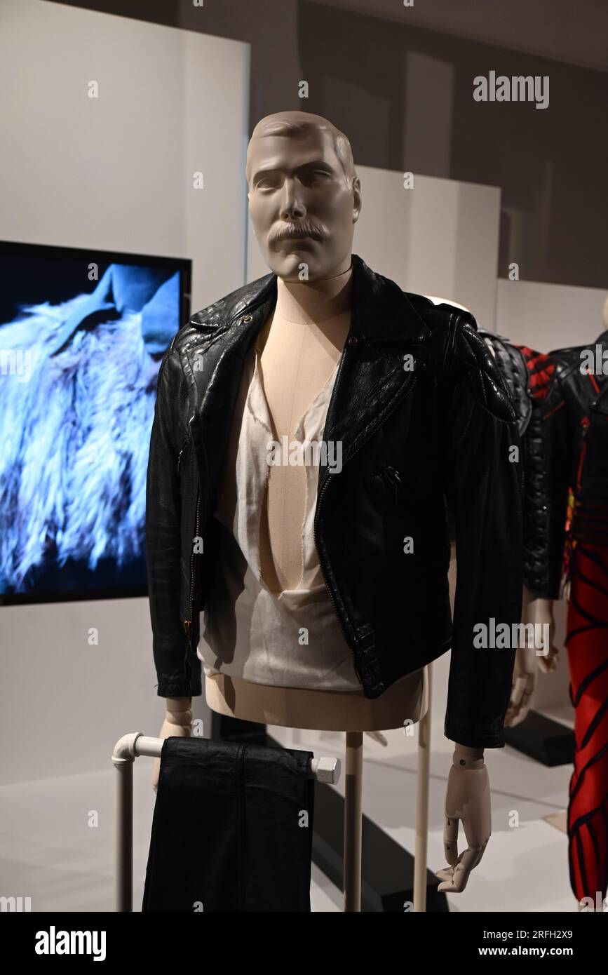 Domani, venerdì 4 agosto 2023, le porte di Sotheby si apriranno sul pieno e affascinante mondo di Freddie Mercury. Molto è stato scritto, discusso, filmato e trasmesso sull’uomo che è stato, senza dubbio, uno dei più grandi musicisti e superstar del mondo; Ma qui, attraverso migliaia di oggetti che erano parte integrante della sua vita, si rivela una nuova storia accattivante.l'ingresso alla mostra è gratuito e aperto a tutti dal 4 agosto al 5 settembre , Che sarebbe stato il compleanno di Mercury ...Queen Music Ltd / Sony Music Publishing UK Ltd ... Foto Stock