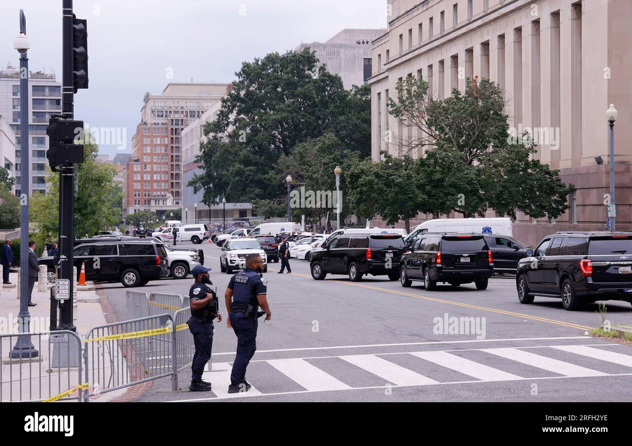 Washington, Stati Uniti. 3 agosto 2023. Un corteo che si crede stia trasportando l'ex presidente Donald Trump arriva al tribunale federale E. Barrett Prettyman per la sua accusa di sovversione elettorale, a Washington DC, giovedì 3 agosto 2023. Il consigliere speciale Jack Smith ha incriminato l'ex presidente per quattro accuse in relazione alle sue azioni che hanno portato e dopo l'attacco del 6 gennaio al Campidoglio degli Stati Uniti. Foto di Jemal Countess/UPI. Crediti: UPI/Alamy Live News Foto Stock