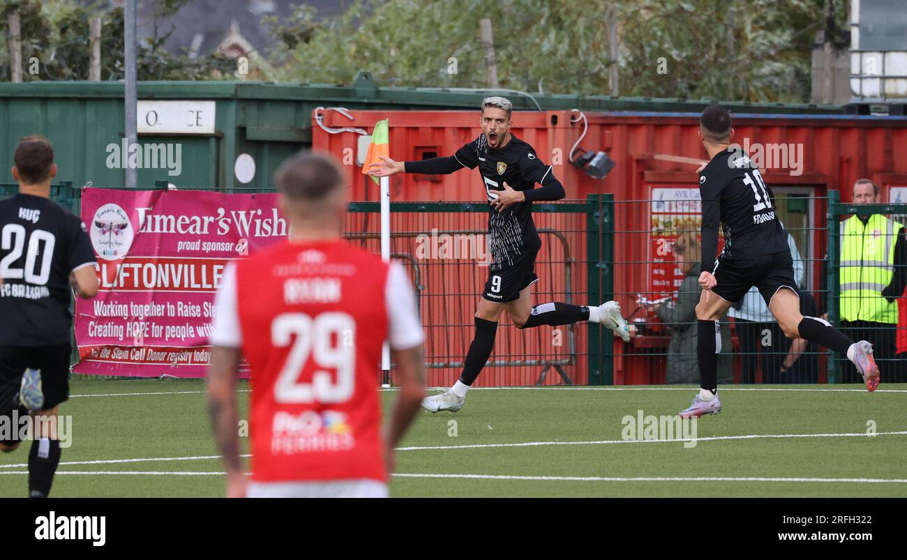 Solitude, Belfast, Irlanda del Nord, Regno Unito. 3 agosto 2023. UEFA Europa Conference League qualificazione secondo turno (andata e ritorno) – Larne contro Ballkani. Azione del gioco di stasera a Solitude. (Larne in rosso). Ballkani prendi una strada 1-0 attraverso Nazmi Gripshi (10). Credito: CAZIMB/Alamy Live News Foto Stock