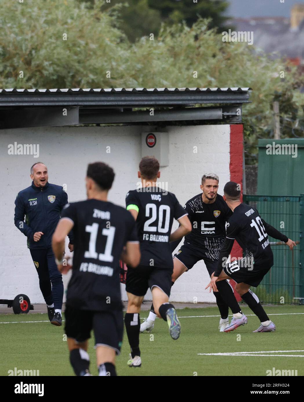 Solitude, Belfast, Irlanda del Nord, Regno Unito. 3 agosto 2023. UEFA Europa Conference League qualificazione secondo turno (andata e ritorno) – Larne contro Ballkani. Azione del gioco di stasera a Solitude. (Larne in rosso). Ballkani prendi una strada 1-0 attraverso Nazmi Gripshi (10). Credito: CAZIMB/Alamy Live News Foto Stock