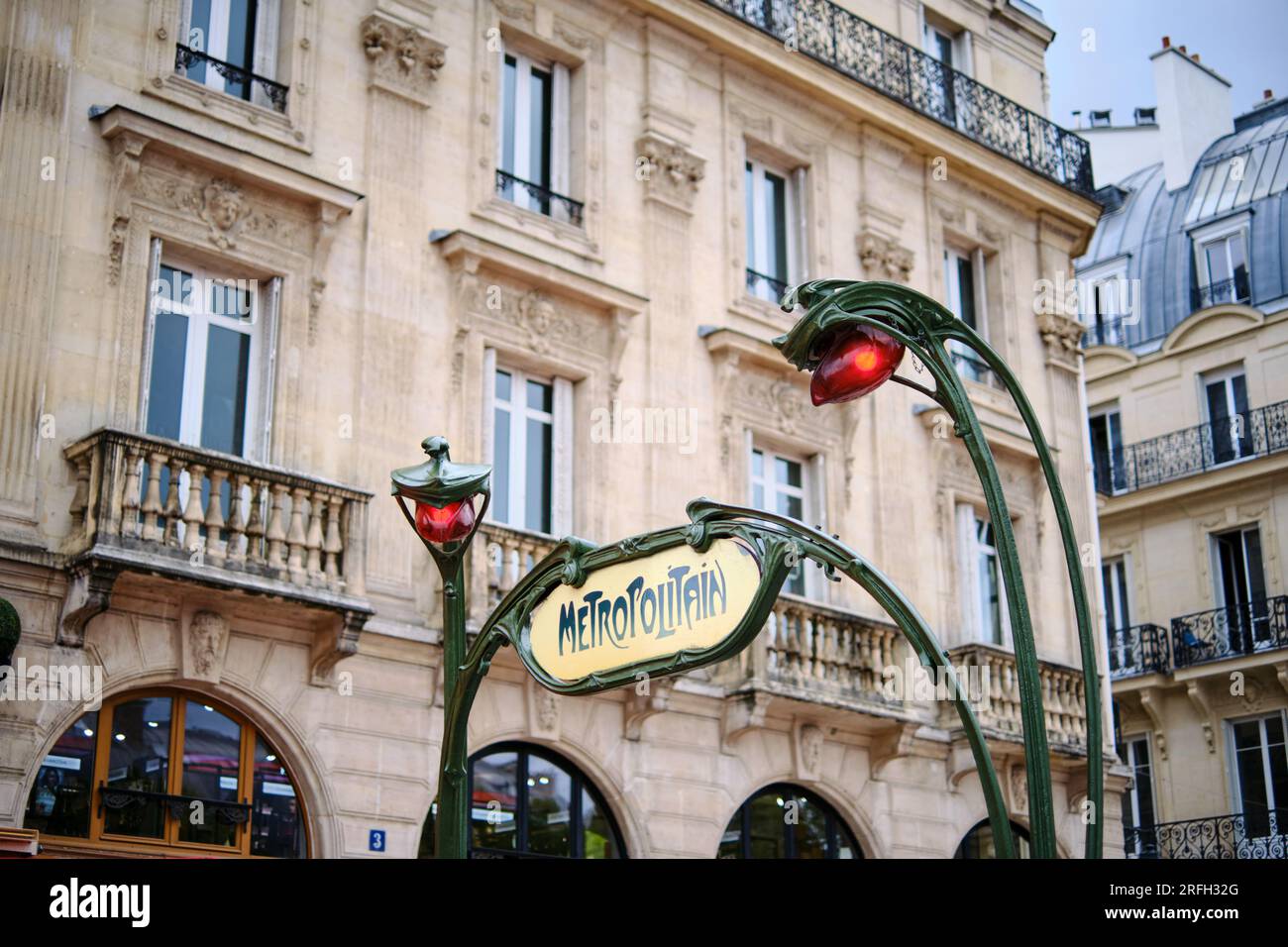 L'ingresso alla metropolitana di Parigi ispirato all'art déco sullo sfondo di un edificio parigino Foto Stock