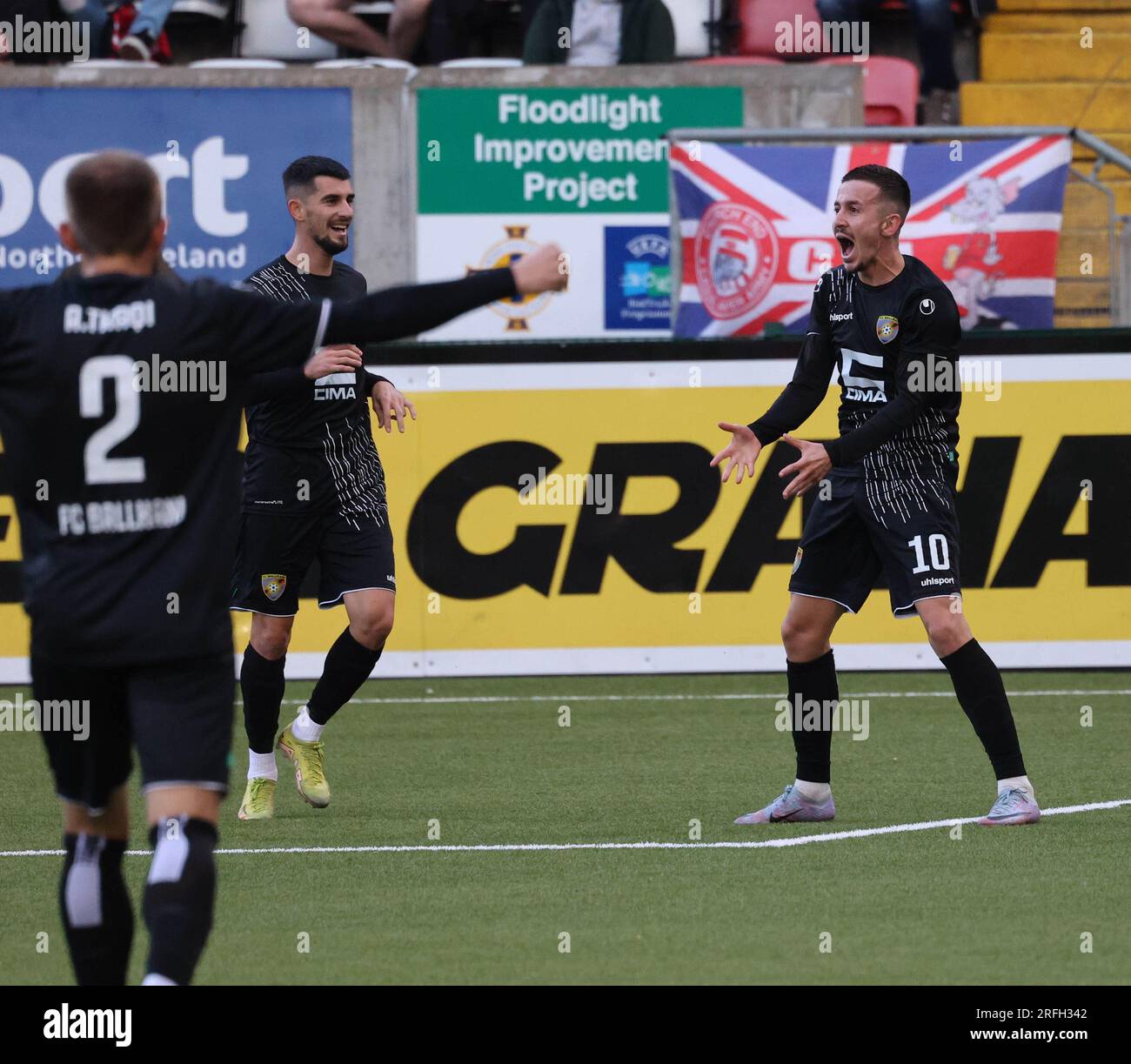 Solitude, Belfast, Irlanda del Nord, Regno Unito. 3 agosto 2023. UEFA Europa Conference League qualificazione secondo turno (andata e ritorno) – Larne contro Ballkani. Azione del gioco di stasera a Solitude. (Larne in rosso). Nazmi Gripshi (10) fa 2-0 a Ballkani con il suo secondo gol nella notte. Credito: CAZIMB/Alamy Live News Foto Stock