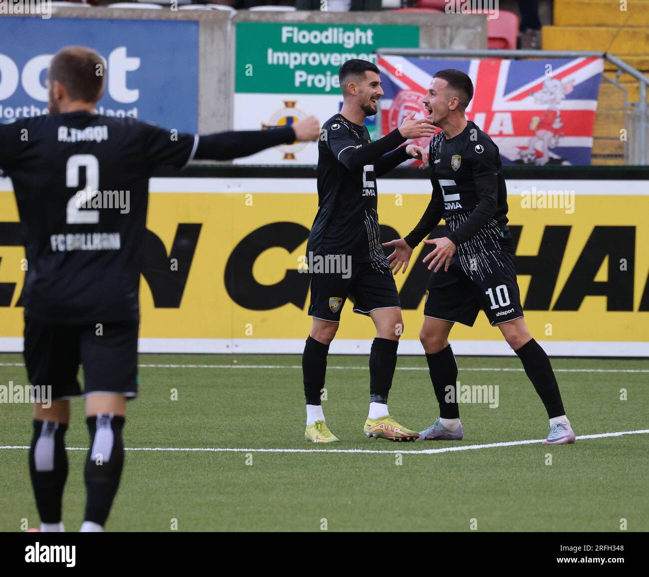 Solitude, Belfast, Irlanda del Nord, Regno Unito. 3 agosto 2023. UEFA Europa Conference League qualificazione secondo turno (andata e ritorno) – Larne contro Ballkani. Azione del gioco di stasera a Solitude. (Larne in rosso). Nazmi Gripshi (10) fa 2-0 a Ballkani con il suo secondo gol nella notte. Credito: CAZIMB/Alamy Live News Foto Stock