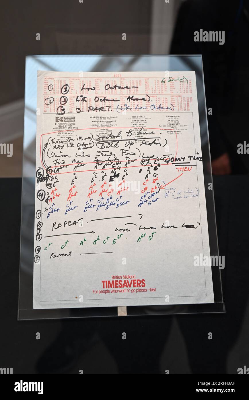 Domani, venerdì 4 agosto 2023, le porte di Sotheby si apriranno sul pieno e affascinante mondo di Freddie Mercury. Molto è stato scritto, discusso, filmato e trasmesso sull’uomo che è stato, senza dubbio, uno dei più grandi musicisti e superstar del mondo; Ma qui, attraverso migliaia di oggetti che erano parte integrante della sua vita, si rivela una nuova storia accattivante.l'ingresso alla mostra è gratuito e aperto a tutti dal 4 agosto al 5 settembre , Che sarebbe stato il compleanno di Mercury ...Queen Music Ltd / Sony Music Publishing UK Ltd ... Foto Stock