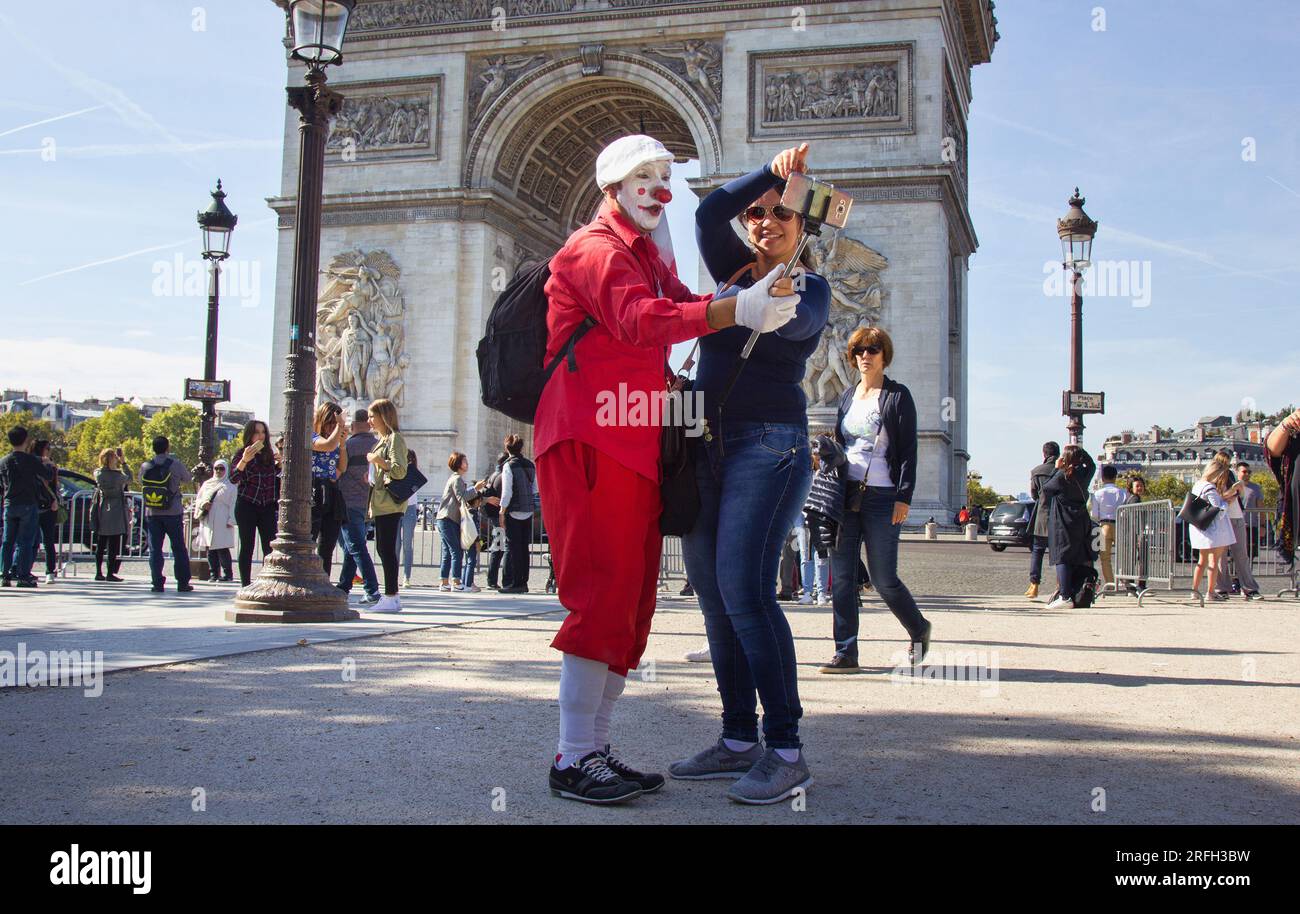 Parigi, Francia - 24 settembre 2017: Turisti e cittadini all'Arco di Trionfo. Riprese con harlequin per la memoria Foto Stock