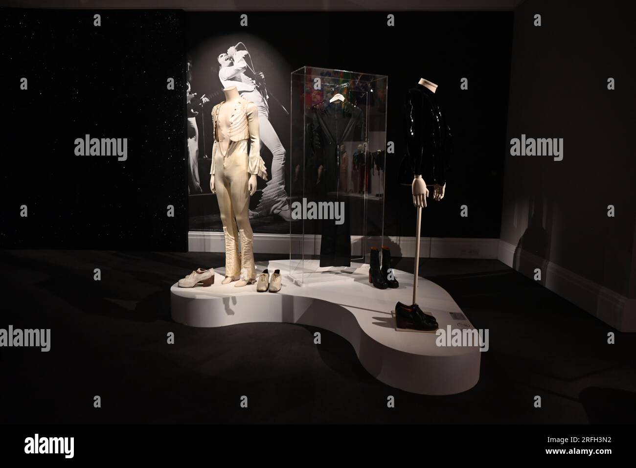Domani, venerdì 4 agosto 2023, le porte di Sotheby si apriranno sul pieno e affascinante mondo di Freddie Mercury. Molto è stato scritto, discusso, filmato e trasmesso sull’uomo che è stato, senza dubbio, uno dei più grandi musicisti e superstar del mondo; Ma qui, attraverso migliaia di oggetti che erano parte integrante della sua vita, si rivela una nuova storia accattivante.l'ingresso alla mostra è gratuito e aperto a tutti dal 4 agosto al 5 settembre , Che sarebbe stato il compleanno di Mercury ...Queen Music Ltd / Sony Music Publishing UK Ltd ... Foto Stock