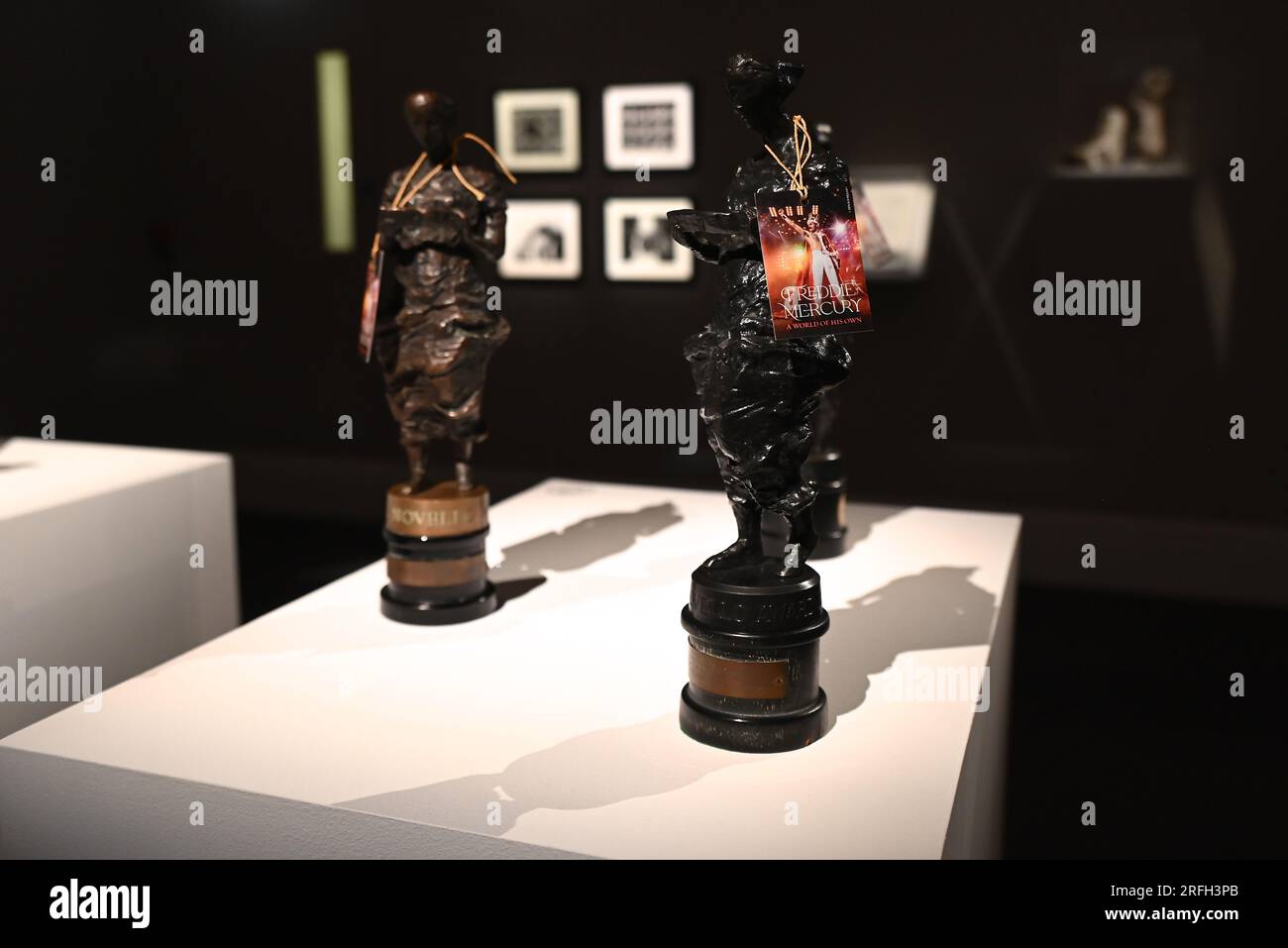 Domani, venerdì 4 agosto 2023, le porte di Sotheby si apriranno sul pieno e affascinante mondo di Freddie Mercury. Molto è stato scritto, discusso, filmato e trasmesso sull’uomo che è stato, senza dubbio, uno dei più grandi musicisti e superstar del mondo; Ma qui, attraverso migliaia di oggetti che erano parte integrante della sua vita, si rivela una nuova storia accattivante.l'ingresso alla mostra è gratuito e aperto a tutti dal 4 agosto al 5 settembre , Che sarebbe stato il compleanno di Mercury ...Queen Music Ltd / Sony Music Publishing UK Ltd ... Foto Stock