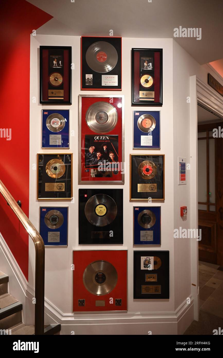 Domani, venerdì 4 agosto 2023, le porte di Sotheby si apriranno sul pieno e affascinante mondo di Freddie Mercury. Molto è stato scritto, discusso, filmato e trasmesso sull’uomo che è stato, senza dubbio, uno dei più grandi musicisti e superstar del mondo; Ma qui, attraverso migliaia di oggetti che erano parte integrante della sua vita, si rivela una nuova storia accattivante.l'ingresso alla mostra è gratuito e aperto a tutti dal 4 agosto al 5 settembre , Che sarebbe stato il compleanno di Mercury ...Queen Music Ltd / Sony Music Publishing UK Ltd ... Foto Stock