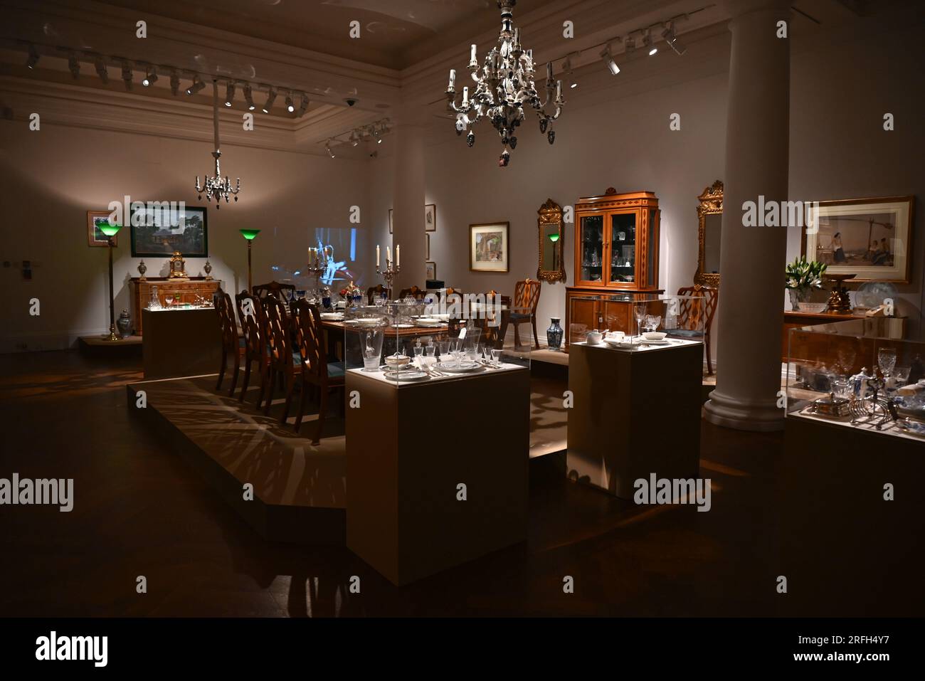 Domani, venerdì 4 agosto 2023, le porte di Sotheby si apriranno sul pieno e affascinante mondo di Freddie Mercury. Molto è stato scritto, discusso, filmato e trasmesso sull’uomo che è stato, senza dubbio, uno dei più grandi musicisti e superstar del mondo; Ma qui, attraverso migliaia di oggetti che erano parte integrante della sua vita, si rivela una nuova storia accattivante.l'ingresso alla mostra è gratuito e aperto a tutti dal 4 agosto al 5 settembre , Che sarebbe stato il compleanno di Mercury ...Queen Music Ltd / Sony Music Publishing UK Ltd ... Foto Stock