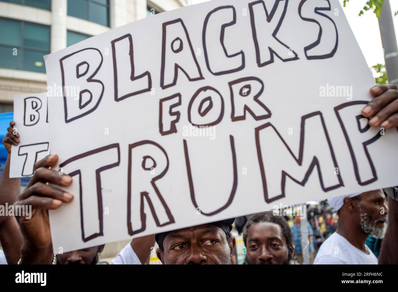 Sostenitori di Trump al di fuori del tribunale degli Stati Uniti E. Barrett Prettyman prima dell'arrivo dell'ex presidente degli Stati Uniti Donald J. Trump per la sua accusa a Washington, DC, giovedì 3 agosto 2023. L'ex presidente Donald J. Trump è previsto per un'accusa a seguito della sua accusa da parte di un Grand jury, su quattro capi d'accusa per i suoi presunti sforzi per rovesciare i risultati delle elezioni del 2020. Credito: Rod Lamkey/CNP Foto Stock