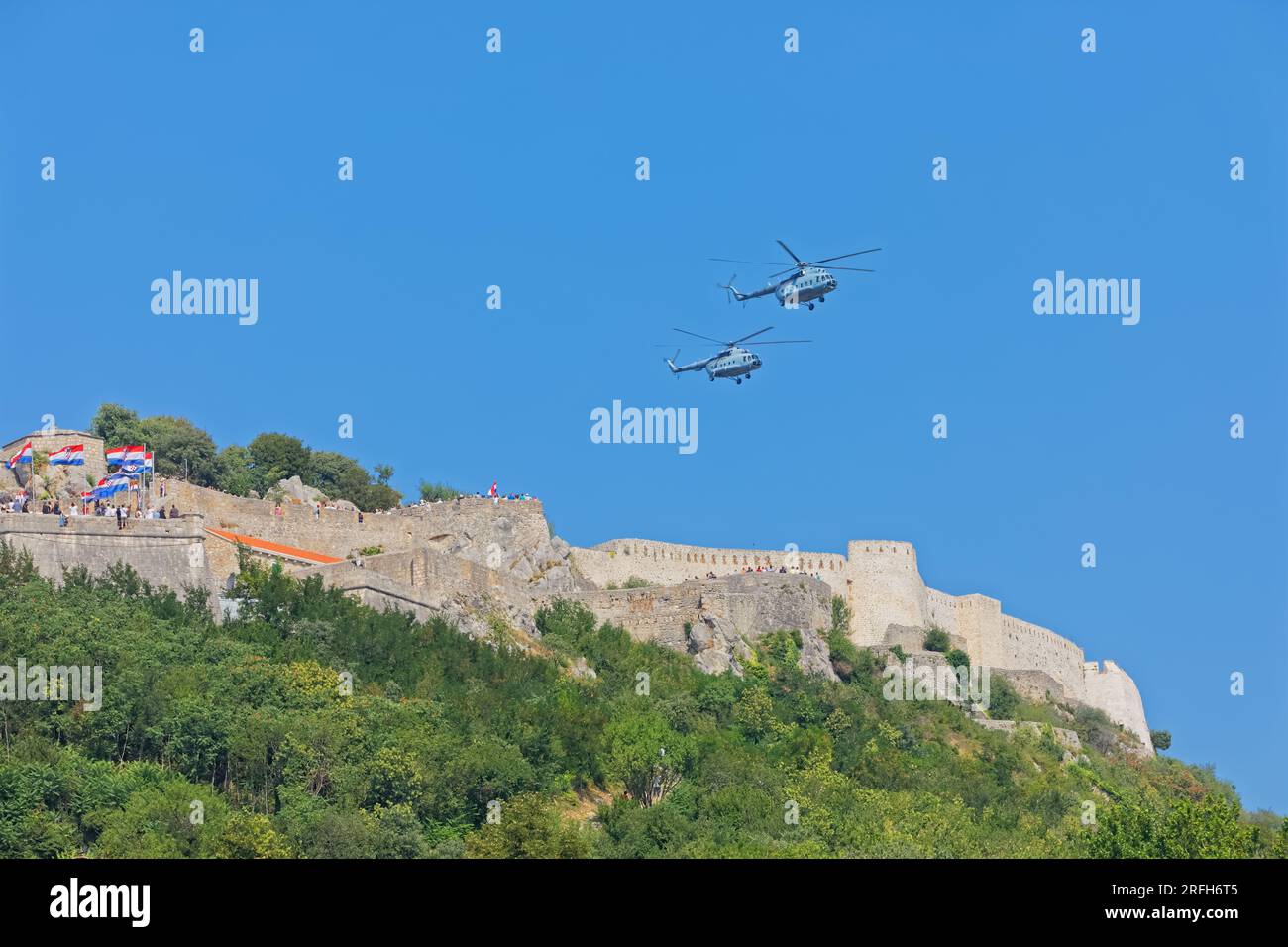 Elicotteri dell'esercito croato sulla fortezza di Knin Foto Stock