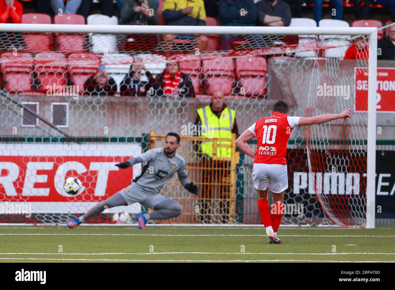 Lee Bonis di Larne segna il primo gol della sua squadra dal punto di rigore durante il secondo turno di qualificazione della UEFA Europa Conference League, partita di andata e ritorno al Solitude Stadium di Belfast. Data foto: Giovedì 3 agosto 2023. Foto Stock